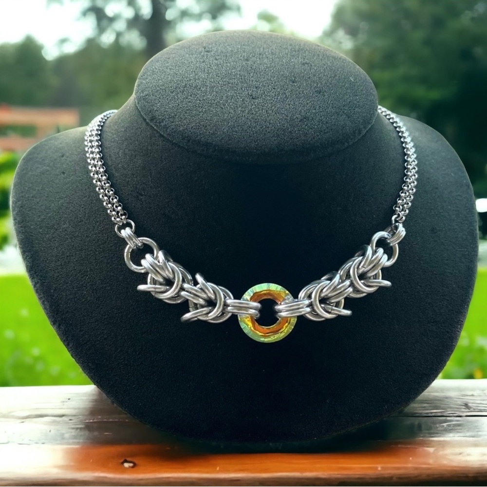 Handmade maille choker necklace with rainbow iridescent swarovski circle crystal - Picture 3 of 15